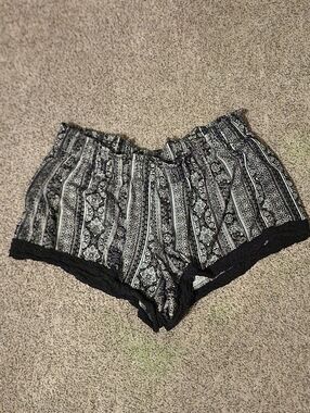 No Boundaries Black and White Paisley Lounge Shorts M